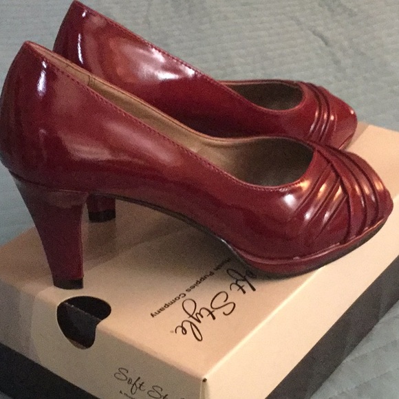Soft Style Crimson red patent pumps - Picture 2 of 4
